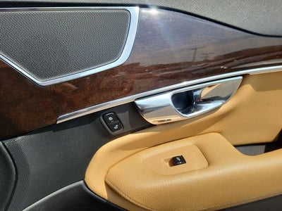2016 Volvo XC90 T6 Momentum