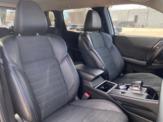 2024 Mitsubishi Outlander Base